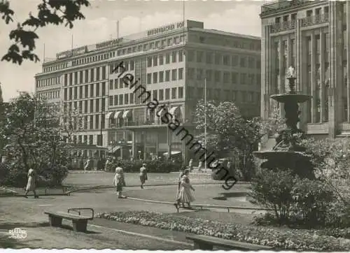 Düsseldorf - Corneliusplatz mit Schalenbrunnen - Foto-AK Großformat - Verlag Platow s Kunstanstalt Düsseldorf  gel. 1955