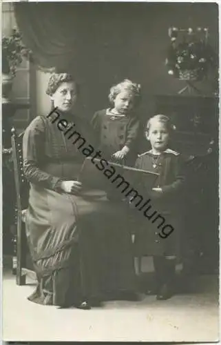 Mutter und zwei Kinder - Foto-Ansichtskarte - ca. 1915