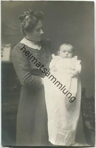 Frau mit Baby - Foto-Ansichtskarte - ca. 1915