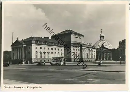 Berlin - Staatsoper und Hedwigskirche - Bus - Foto-Ansichtskarte Großformat