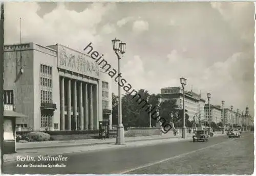 Berlin - Stalinallee - An der Deutschen Sporthalle - Verlag H. Sander Berlin