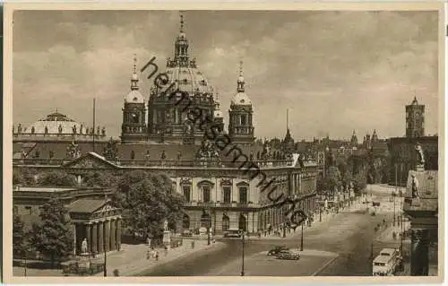 Berlin - Unter den Linden mit Ehrenmal und Dom