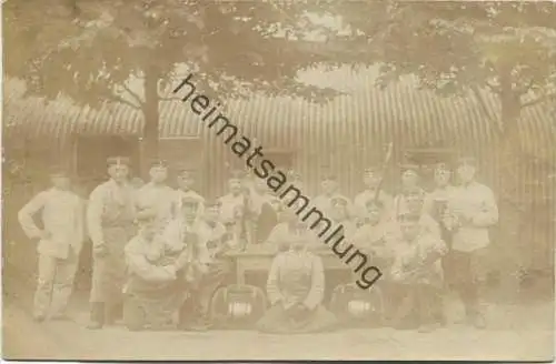 Soldatengruppe - Stiefel putzen - Foto-AK - gelaufen aus Berlin 1911