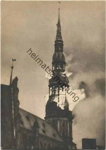 Riga - Die St. Petri-Kirche brennt - Degosais Peterbaznicas tornis - AK-Grossformat 40er Jahre