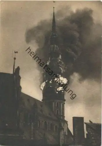 Riga - Die St. Petri-Kirche brennt - Degosais Peterbaznicas tornis - AK-Grossformat 40er Jahre