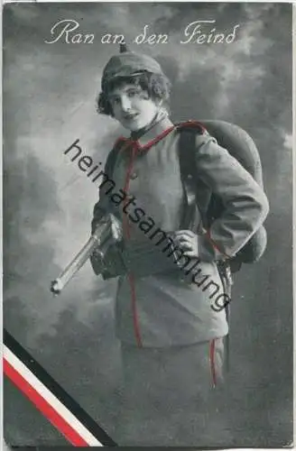 Ran an den Feind - Frau in Uniform mit Gewehr