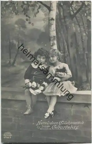 Herzlichen Glückwunsch zum Geburtstag - zwei Mädchen unter einer Birke