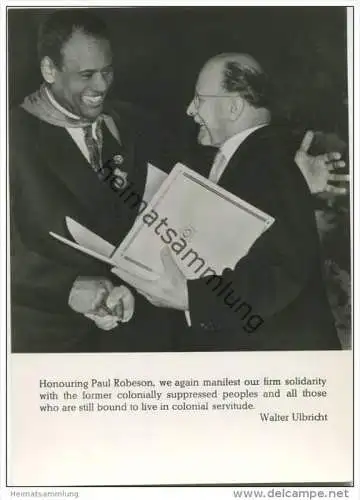 Walter Ulbricht zeichnet Paul Robeson mit dem Orden Star of International Friendship aus - Foto-AK Grossformat 5. Oktobe