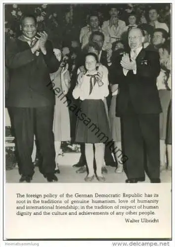 Walter Ulbricht und Paul Robeson inmitten von Thaelmann Pionieren während des Berlin-Festivals - Foto-AK Grossformat