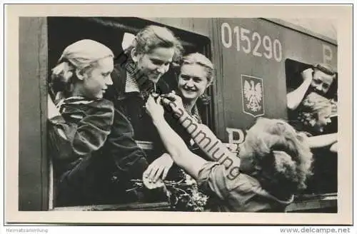 Ostberlin - Polnische und Deutsche Freunde tauschen zum Andenken ihre Abzeichen aus (1951) - Foto-AK