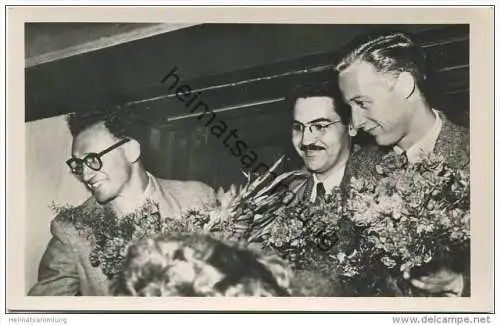 Ostberlin - Ankunft der Südafrikanischen Sportler zu den III. Weltfestspielen in Berlin (1951) - Foto-AK