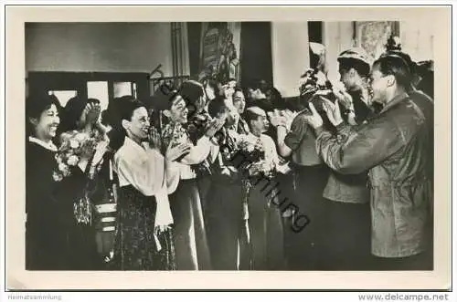 Ostberlin - Freunde aus dem Erzbergbau übergeben der Koreanischen Delegation ihre Geschenke (1951) - Foto-AK