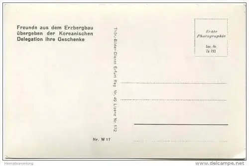 Ostberlin - Freunde aus dem Erzbergbau übergeben der Koreanischen Delegation ihre Geschenke (1951) - Foto-AK