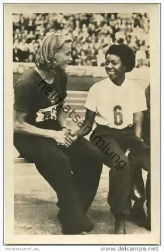 Ostberlin - Sandford / Ecuador gratuliert Tschudina (UdSSR) zum Titel im Hochsprung (1951) - Foto-AK