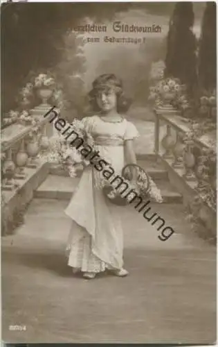 Geburtstag - Mädchen mit Blumen