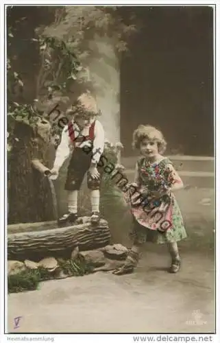 Kinder in Tracht - Lederhose - Blumen - Brunnen ca. 1915