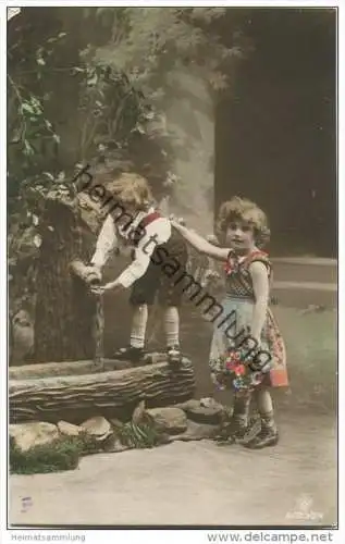 Kinder in Tracht - Lederhose - Blumen - Brunnen ca. 1915