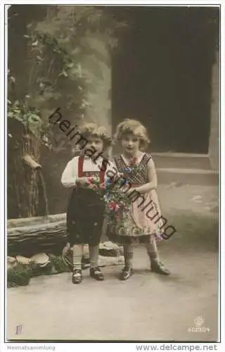 Kinder in Tracht - Lederhose - Blumen - Brunnen ca. 1915