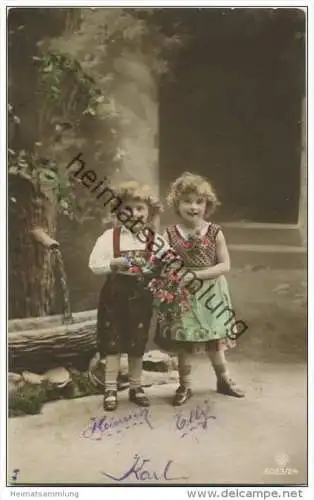 Kinder in Tracht - Blumen - Brunnen - Feldpost