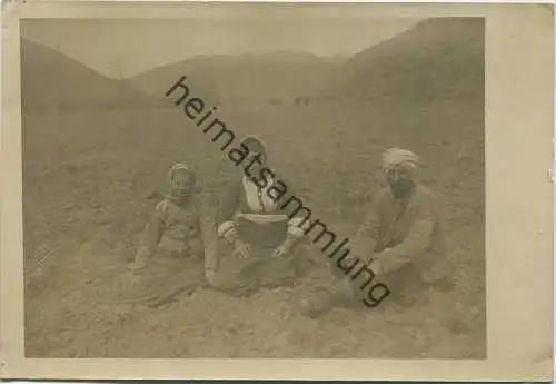 Mazedonien - Familie auf dem Feld - Foto-AK ca. 1915