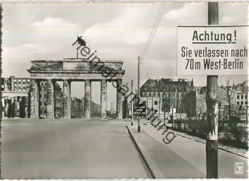 Berlin - Brandenburger Tor - Achtung! Sie verlassen nach 70m West-Berlin - Foto-Ansichtskarte - Verlag Klinke & Co