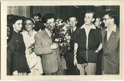 Ost-Berlin - Präsident des WBDJ Enrico Berlinguer zum Festival in Berlin eingetroffen (1951) - Foto-Ansichtskarte