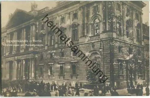 Strassenkämpfe in Berlin - Zerstörungen am Marstallgebäude