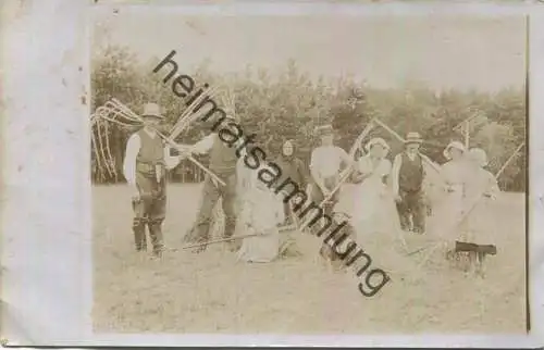 Die ganze Familie bei der Ernte auf dem Feld - Foto-AK