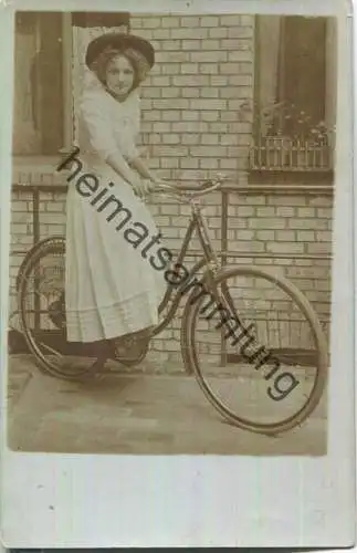 Frau mit Fahrrad - Foto-Ansichtskarte