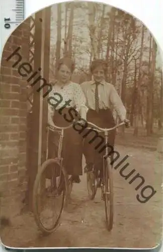 Zwei Mädels auf dem Fahrrad - Foto beschnitten 10 x 6,5 cm