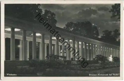 Wiesbaden - Brunnen-Kolonnade bei Nacht - Foto-Ansichtskarte - Verlag Foto Kukuk Wiesbaden