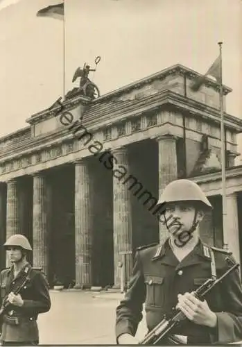 Berlin - Brandenburger Tor - Foto-Ansichtskarte Großformat - gel. 1964