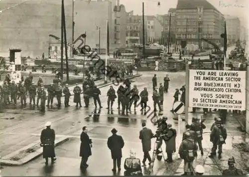 Berlin - Friedrichstrasse mit neuen Sperren - Foto-AK Grossformat - gel. 1962