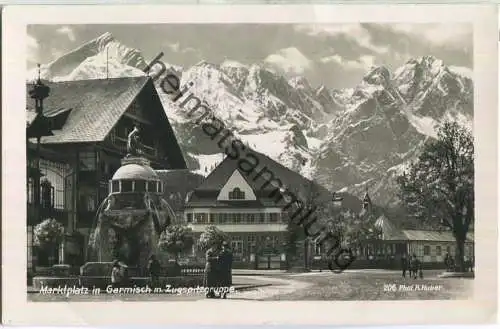 Marktplatz in Garmisch mit Zugspitzgruppe - Foto-Ansichtskarte - Verlag Hans Huber Garmisch-Partenkirchen