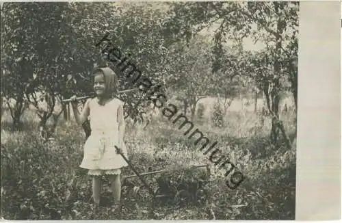 Kleine Gärtnerin - Mädchen mit Leiterwagen - Foto-Ansichtskarte