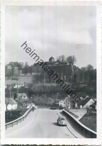 Kronach - Blick zur Feste Rosenberg - VW-Käfer mit geteilter Heckscheibe - Foto-Ansichtskarte - Handabzug