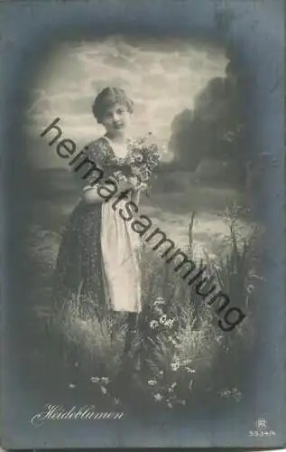 Junge Frau mit Blumen - Heideblumen - Foto-Ansichtskarte - Verlag RPH 5534/4