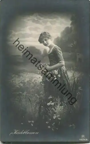 Junge Frau mit Blumen - Heideblumen - Foto-Ansichtskarte - Verlag RPH 5534/6