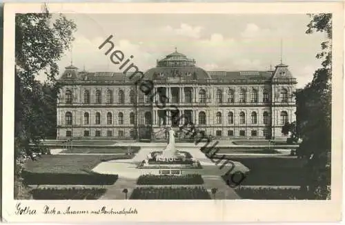 Gotha - Blick auf Museum und Denkmalsplatz - Foto-Ansichtskarte - Verlag A. Horn Gotha