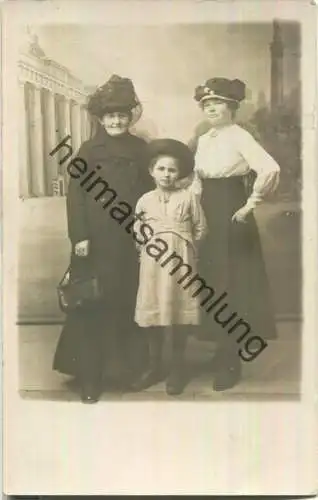 drei Damen mit Hut - Foto-Ansichtskarte