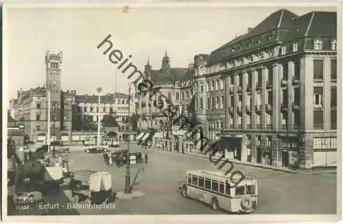 Erfurt - Bahnhofsplatz - Omnibus Deutscher Eisenbahnkraftwagenverkehr - Strassenbahn - Foto-Ansichtskarte