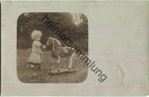 Kind auf der Wiese - Pferd auf Rollen - Foto-Ansichtskarte