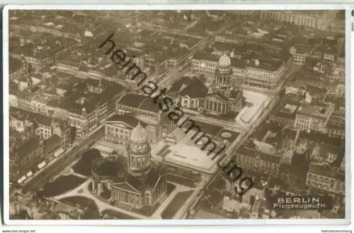 Berlin-Mitte - Gendarmenmarkt - Schauspielhaus - Deutscher Dom - Französischer Dom - Fliegeraufnahme