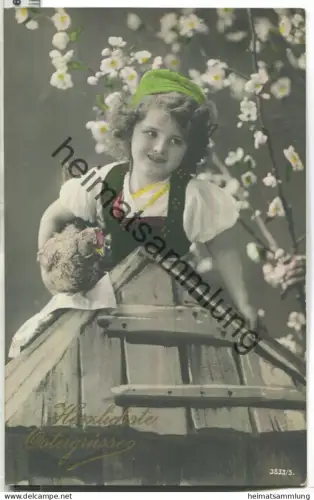 Herzliche Ostergrüsse - Mädchen mit Huhn