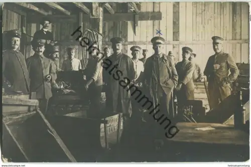 Soldaten in der Fischfabrik - Foto-Ansichtskarte - Rückseite beschrieben 1917