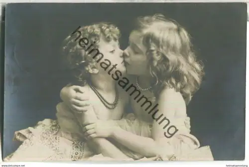 Kinder beim Küssen - Foto-Ansichtskarte