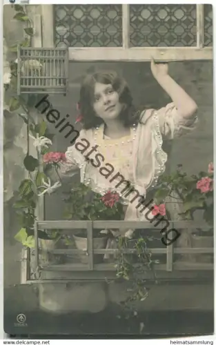 Mädchen schaut aus dem Fenster - coloriert