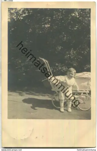 kleines Kind mit Kinderwagen - Foto-Ansichtskarte