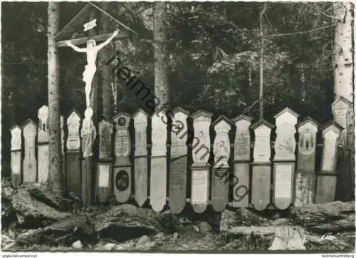 Aufbahrungs- und Totenbretter aufgereiht zum stillen Gedenken - Foto-AK Grossformat - Verlag Kohlbauer Pfronten