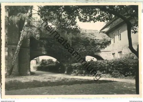 Bad Wilsnack - Durchgang zwischen Schule und St. Nicolai-Kirche - Foto-Ansichtskarte ohne AK-Einteilung